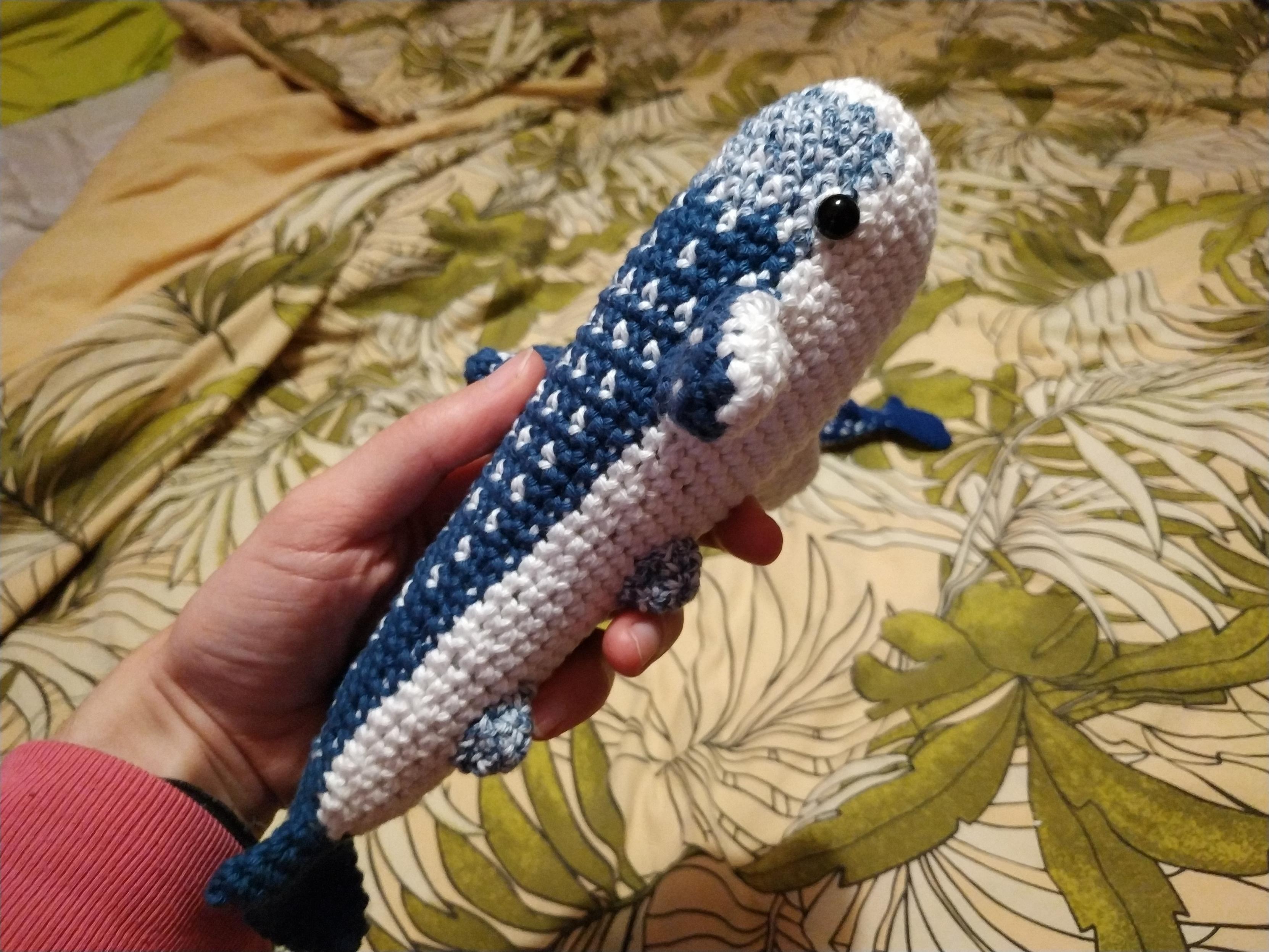 Je tiens l'une des peluches dans ma main pour montrer son profil, notamment son ventre blanc et les petits ailerons en dessous.