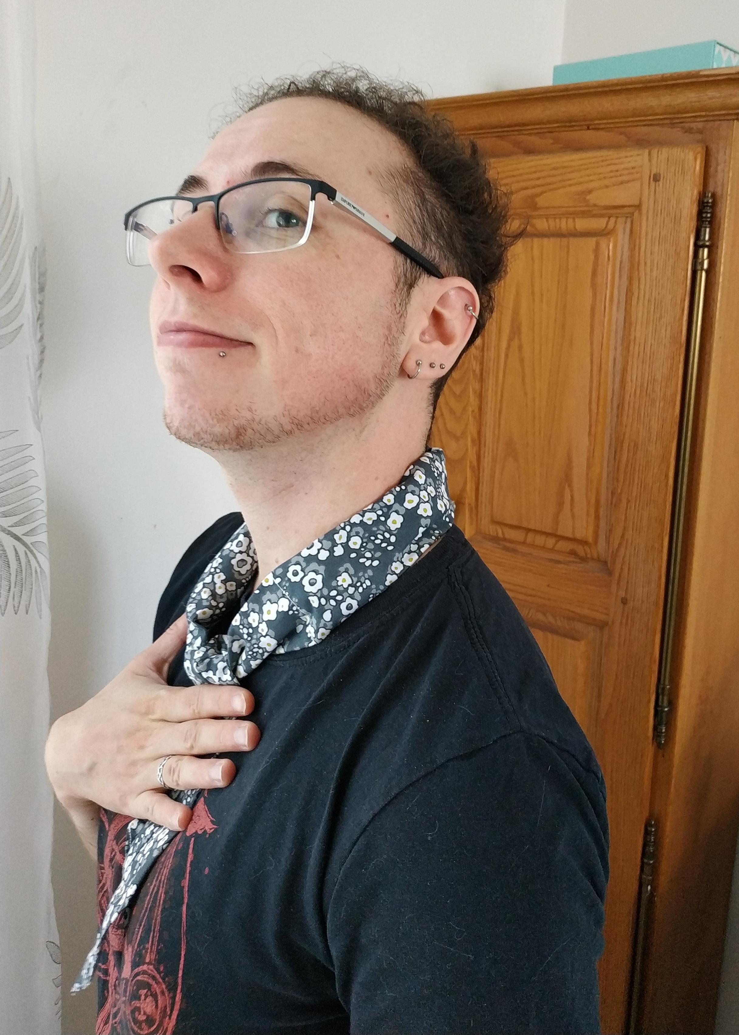 Photo de moi qui lève la tête pour mettre en valeur mon écharpe rafraîchissante, un petit boudin cousu dans un motif floral gris.